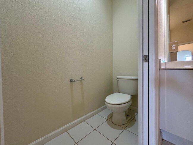 Building Photo - 425 Greenwich Cir