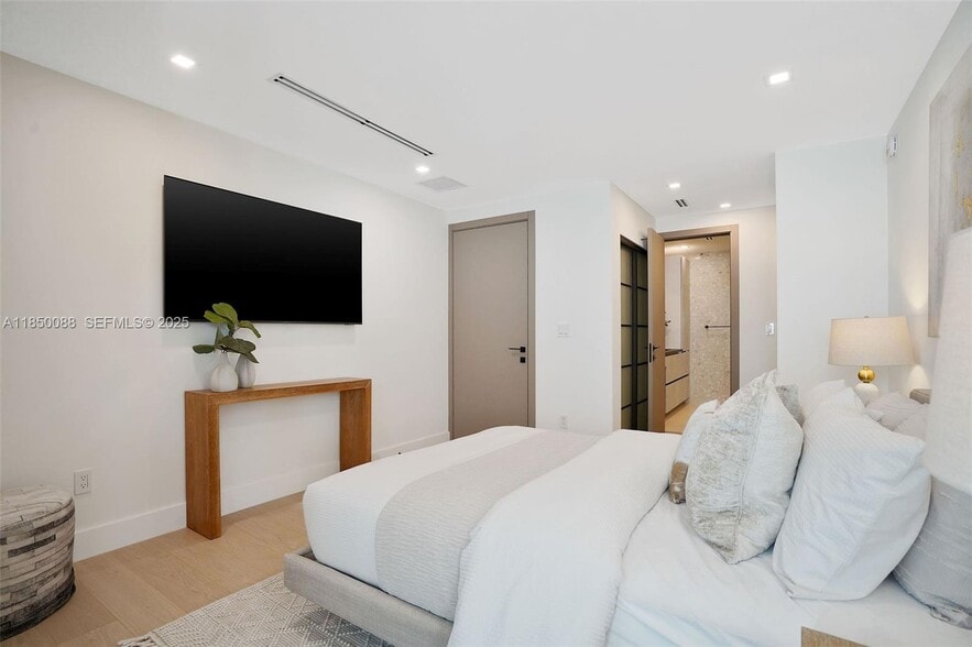 Building Photo - 3251 NE 164th St