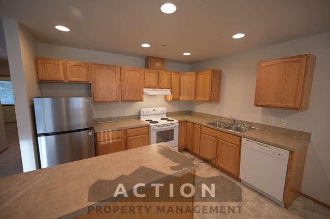 Building Photo - 2 bed 1 bath, top floor apartment in Port Angeles, close to Peninsula College and the Olympic Nat...