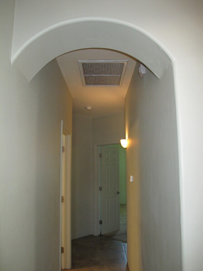 Building Photo - 1305 E Linden St