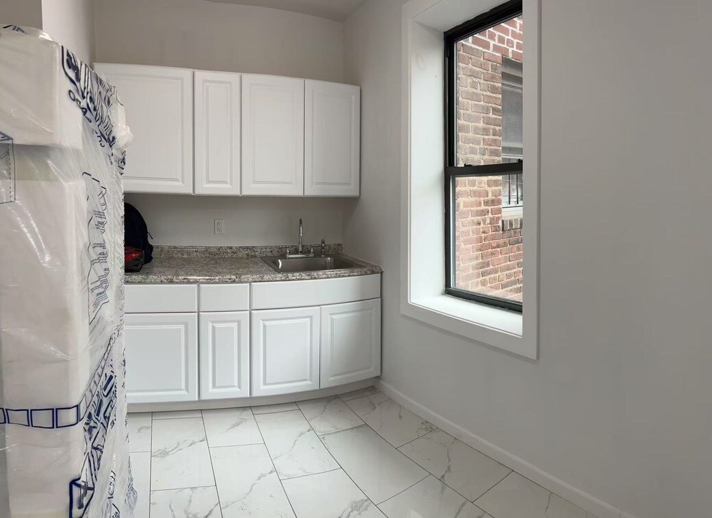 Building Photo - 6264 Saunders St