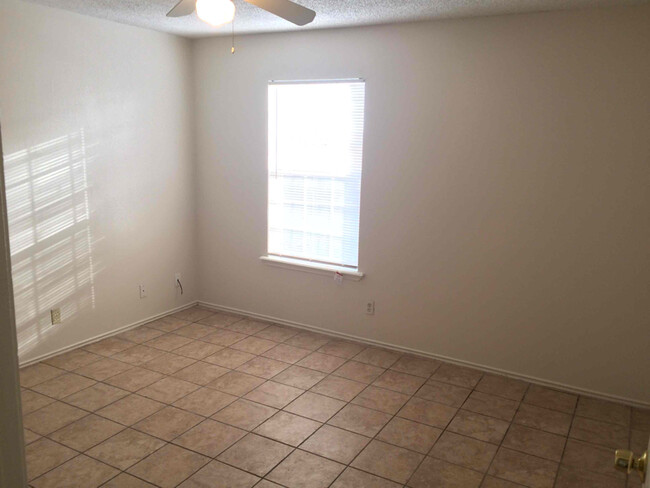 Building Photo - 7627 Oak Chase