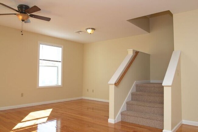 Building Photo - 204 River View Ln