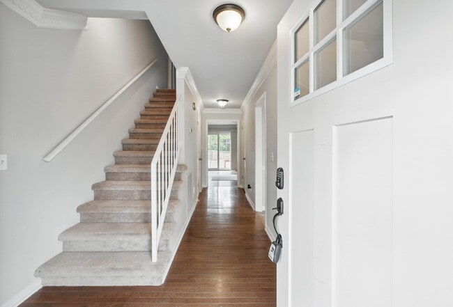 Building Photo - Beautiful 2 Bedroom 1.5 Bathroom Duplex