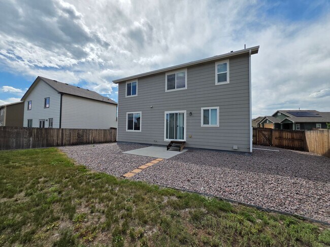 Building Photo - 3 Bed 3 bath house in Lorson Ranch!