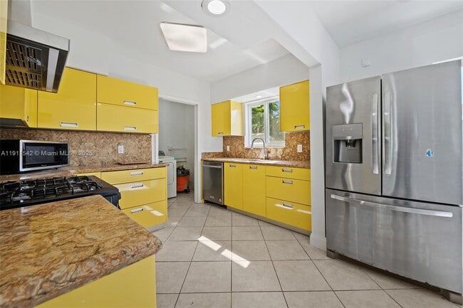 Building Photo - 2444 Plunkett St