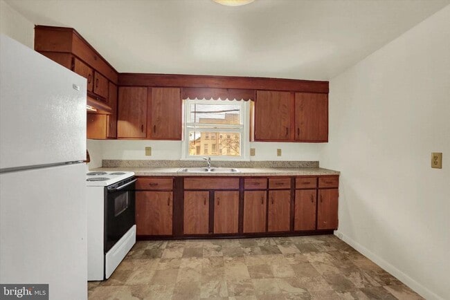 Building Photo - 105 W Main St