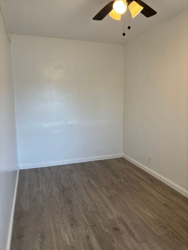 Building Photo - Beautiful 1 Bed Backhouse Available Now!