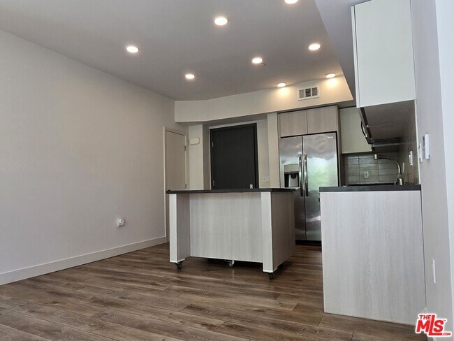 Building Photo - 740 Ridgeley Dr