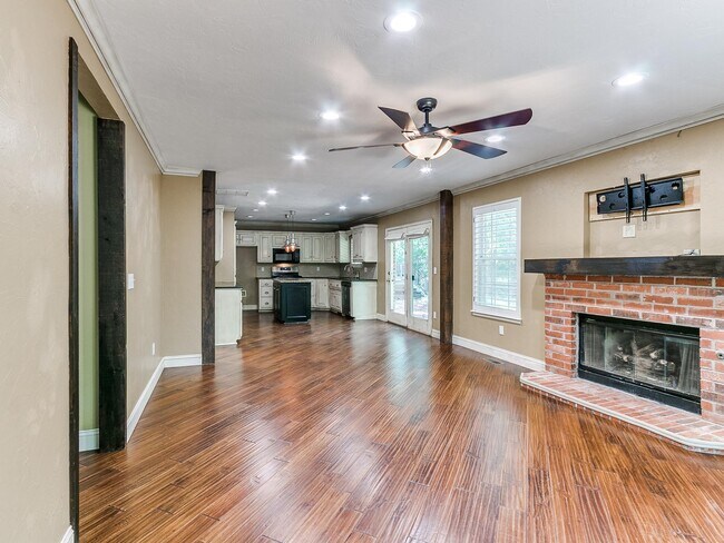 Building Photo - 1815 Chelsea Dr