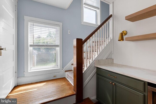 Building Photo - 2128 Gilles St