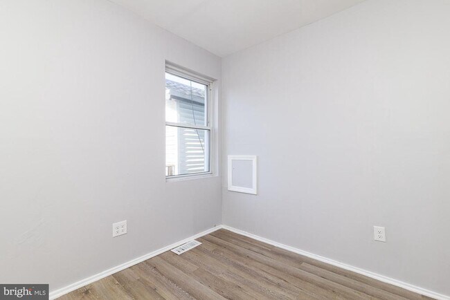 Building Photo - 217 Parkinson Ave