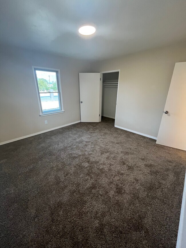 Building Photo - 3702 E Seneca St