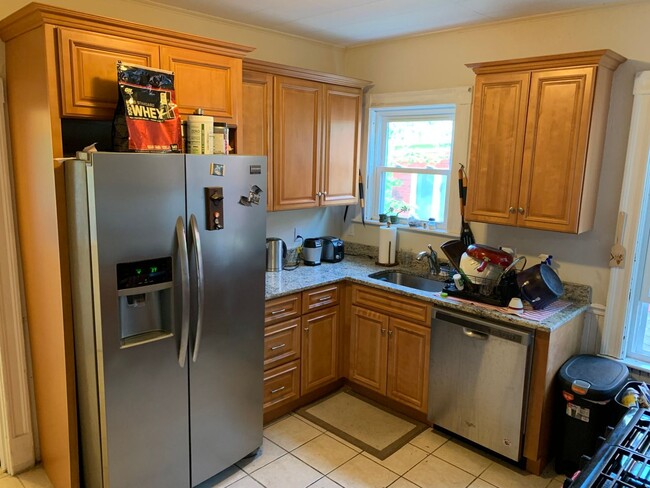 Building Photo - Huge 5 bed In Davis Square