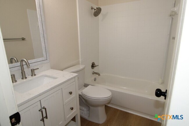 Building Photo - 604 Traci Dr