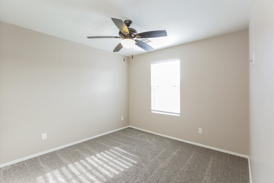 Building Photo - 5804 S 10th Dr
