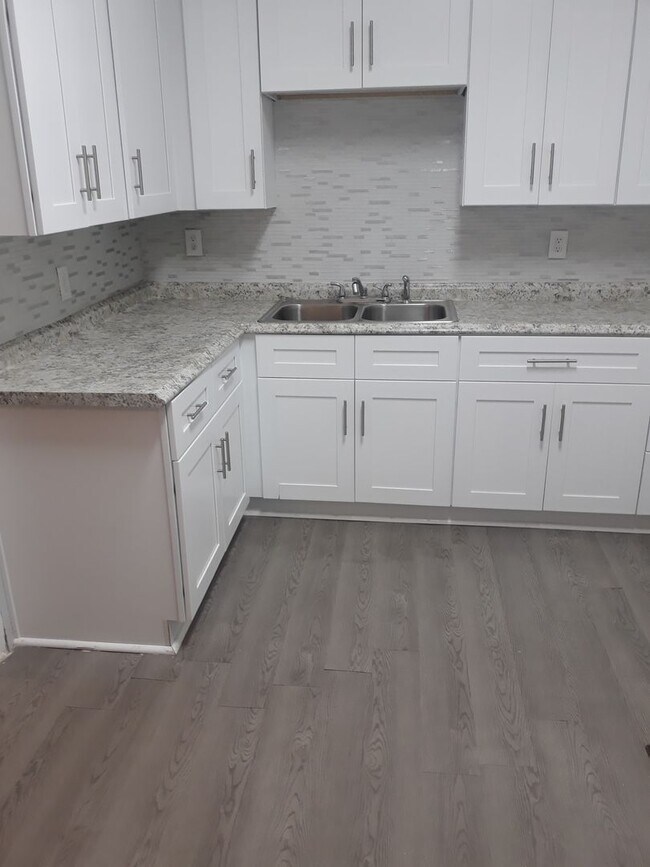 Building Photo - Awesome Renovated 2 Bedroom 1 Bath House F...