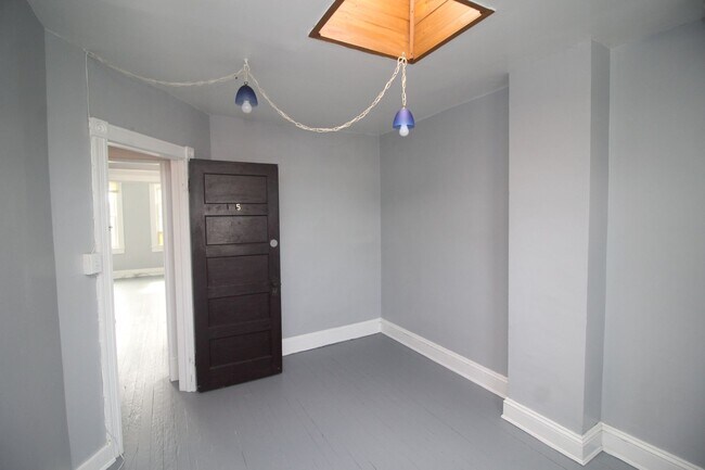 Building Photo - 2026/2027 JHU Off-campus Large 5bd/2.5ba home w/ Parking Spot! Available 6/9/26