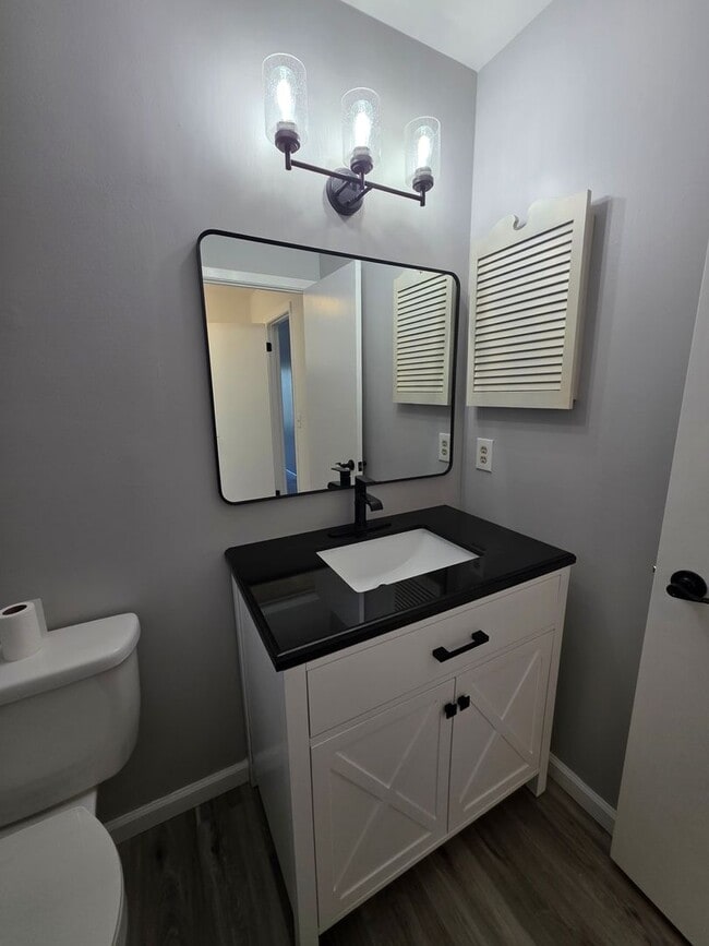 Building Photo - Spacious Town Home in Brighton Heights!