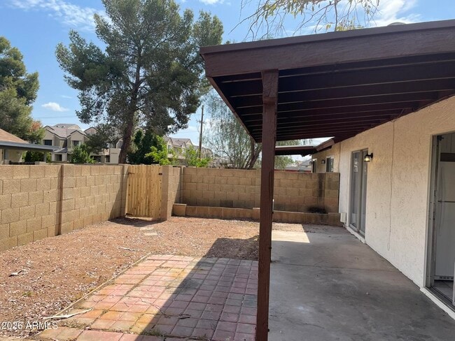 Building Photo - 1532 E El Parque Dr