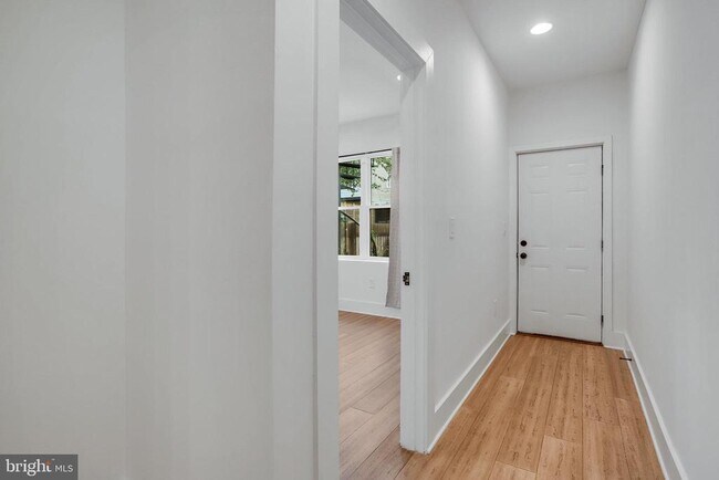 Building Photo - 1225 Raum St NE