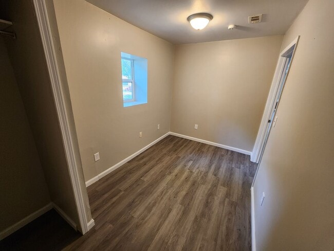 Building Photo - Spacious 3-Bedroom, 1-Bathroom Home AVAILA...