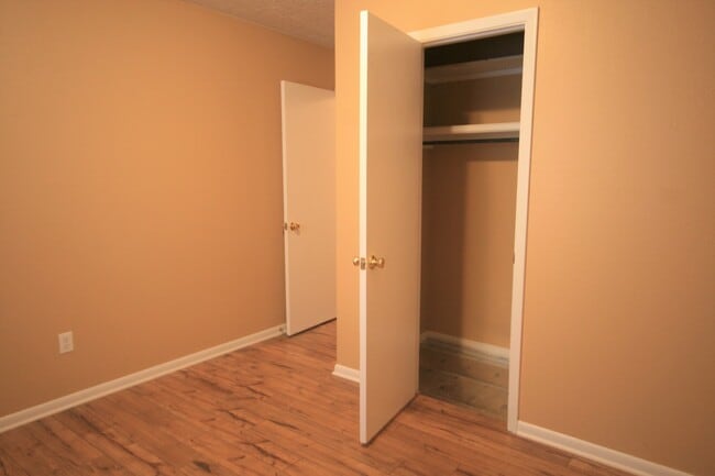 Building Photo - Newly Re-Modeled 3 Bedroom 2 Bath Home nea...