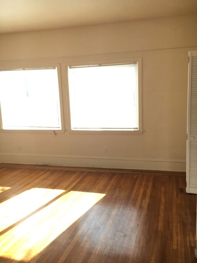 Building Photo - This unit is a Studio, with a giant kitchen room/dining space. With large closet