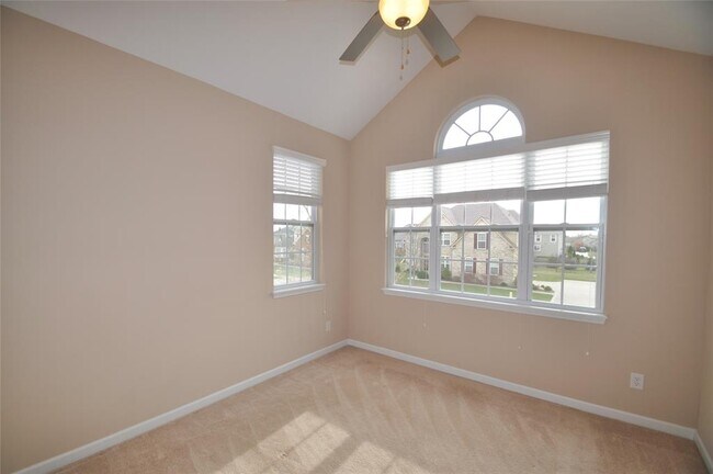 Building Photo - 2556 Diamond Lake Dr