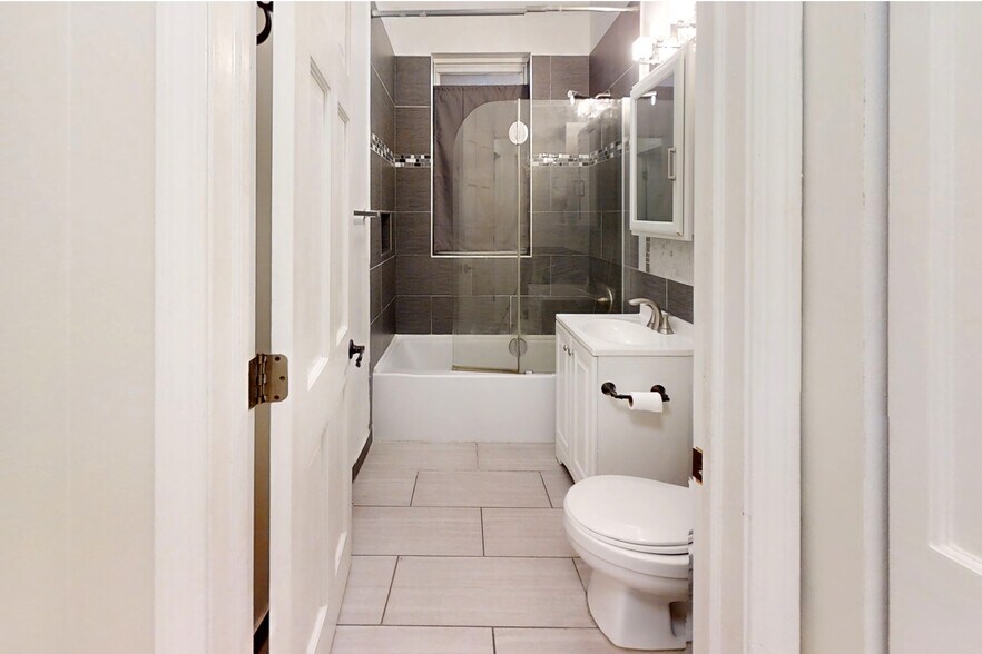 Bathroom - 6040 N Kenmore Ave