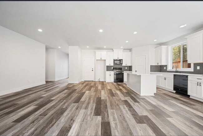 Building Photo - Coming Soon – Modern 3 Bedroom, 2 bath Home!