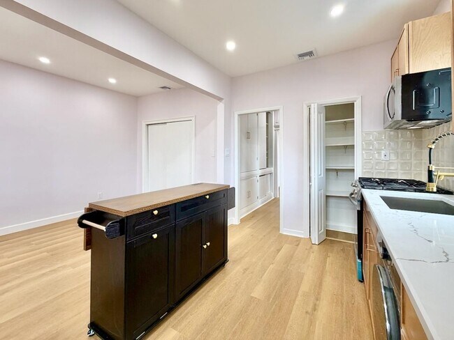 Building Photo - 130 Beach St