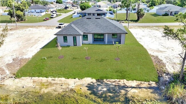 Building Photo - 2206 NE 35th Ln