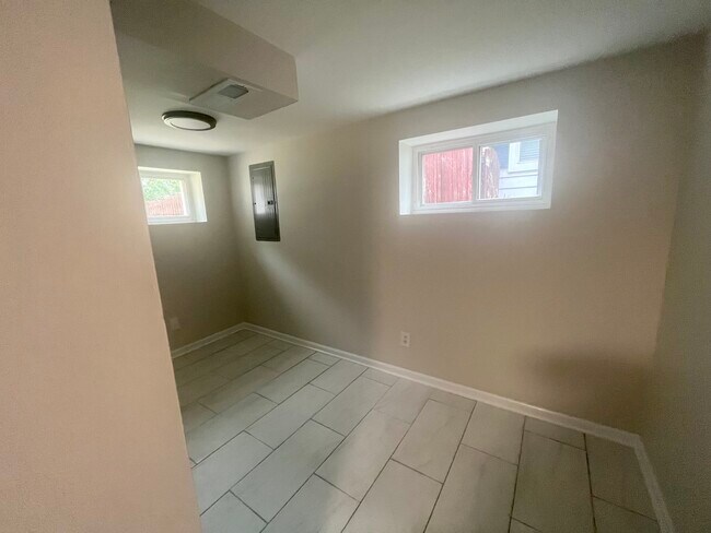 Building Photo - 528 Bonniebrook Ave