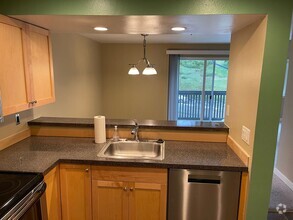 Building Photo - Spacious, Top Floor 2 Bed 2 Bath w/Pool an...