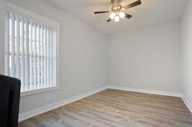 Building Photo - 6956 N Wolcott Ave