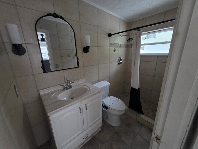 Building Photo - 370 Hunt Dr