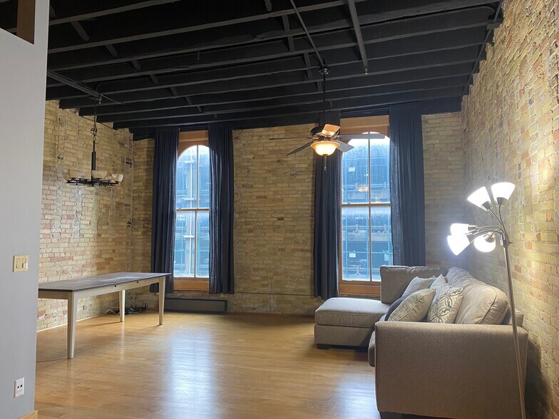 Living/Dining - 522 N Water St