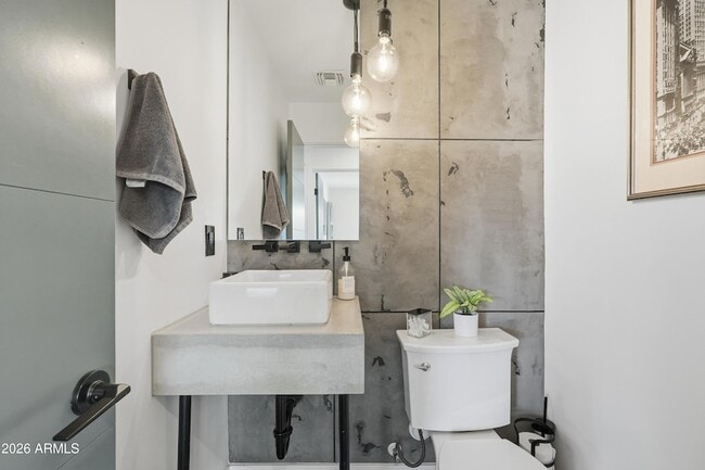 Building Photo - 2812 N 71st Pl