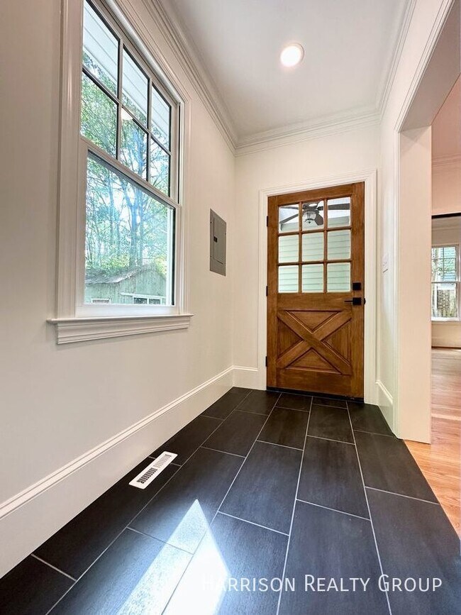 Building Photo - Beautifully Renovated Home In Historic Boy...
