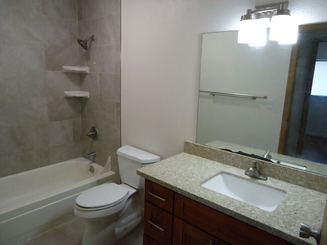 Building Photo - Newtown Meadows Clean 2 Bedroom, 2 Bath, w...