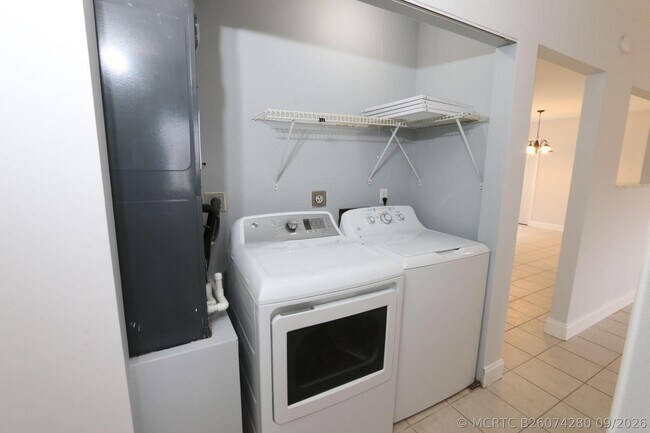 Building Photo - 400 SW Ruffner Ct