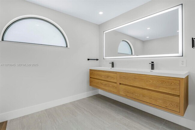 Building Photo - 105 Sinclair St SE