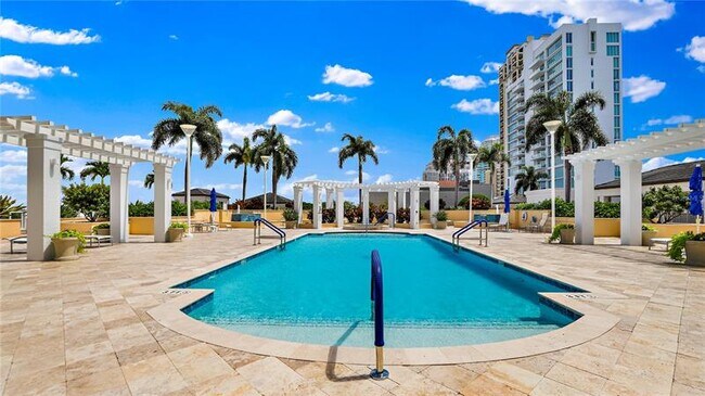 Building Photo - 400 Beach Dr NE