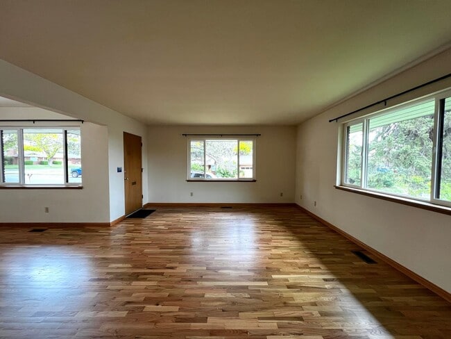Building Photo - 608-610 Estee Court - Yakima