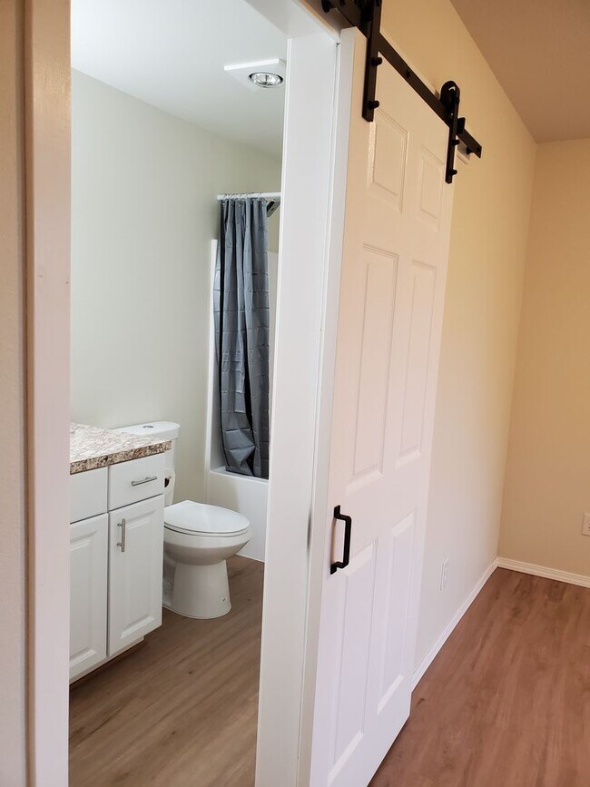 Building Photo - Newer Construction 2 Bedroom, 1 Bathroom, OREGON CITY Ready To Lease!