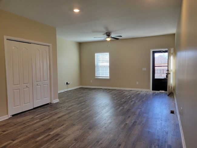 Building Photo - 2 Bed, 2 Bath Apartment with 9-Foot Ceilings in White House