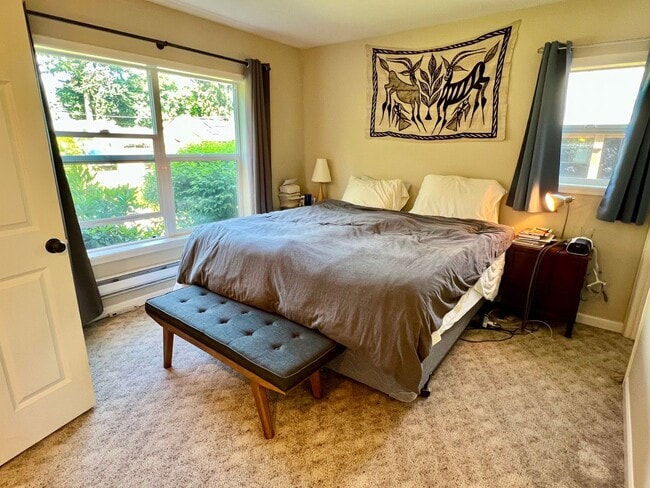 Building Photo - Haller Lake Home