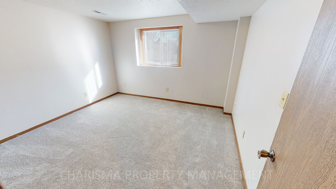 Building Photo - 1504 E Cedar St