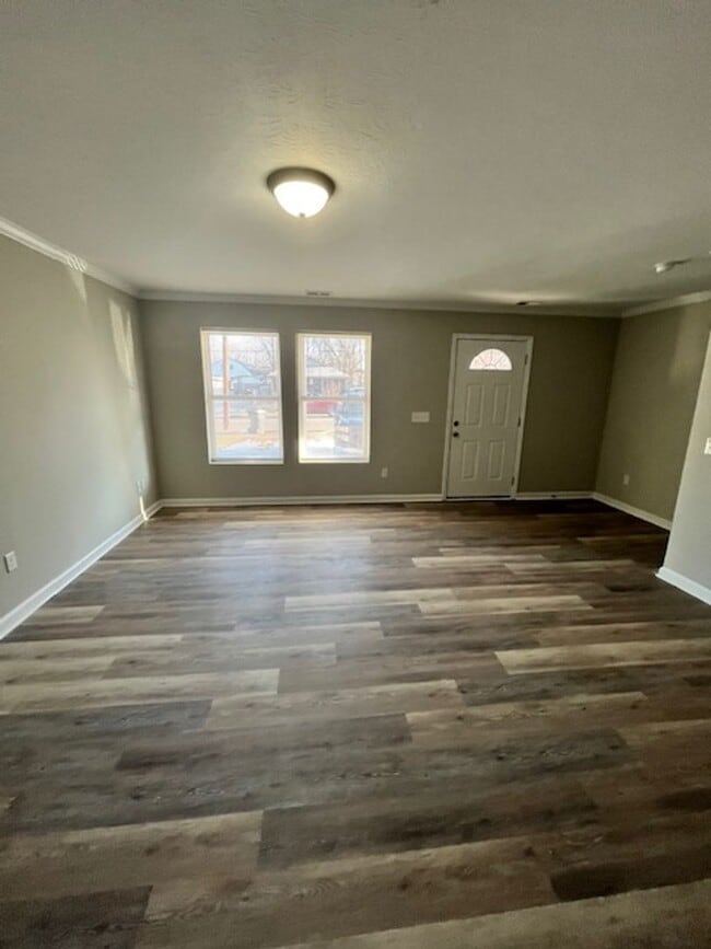 Building Photo - 820 Charles Ave